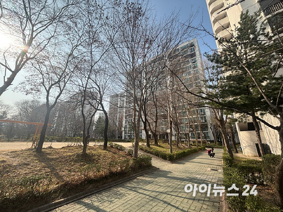 외부 개발 호재가 이어지면서 창동주공3단지의 미래 가치 기대감도 커지고 있다. GTX-C 개통 시 강남 접근성이 크게 개선되고, 서울아레나&middot;디지털바이오시티 조성 등이 맞물리며 최근 실거래가도 7억원 선에서 지지력을 보이는 모습이다.사진은 창동주공3단지 단지 내부 모습. [사진=김민지 기자]