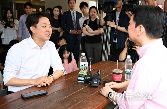 이준석 개혁신당 대선 후보가 21일 경기 성남시 가천대학에서 안철수 국민의힘 공동선거대책위원장과 회동을 하고 있다. [사진=곽영래 기자]