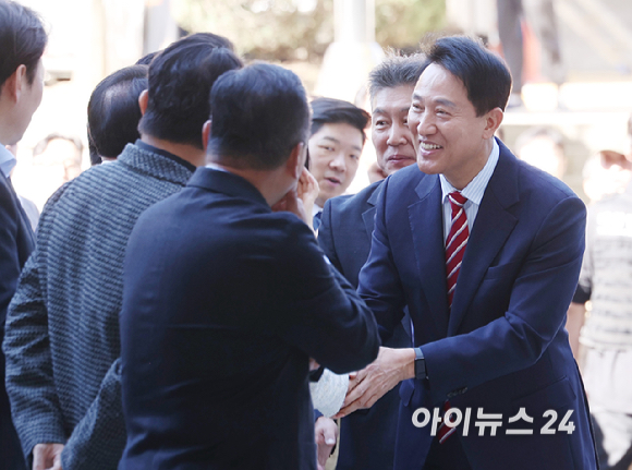 명태균 여론조사비 대납 의혹으로 재판에 넘겨진 오세훈 서울시장이 23일 오후 서울 서초구 서울고등법원에서 열린 정치자금법 위반 혐의 항소심 선고기일에 출석하고 있다. [사진=곽영래 기자]