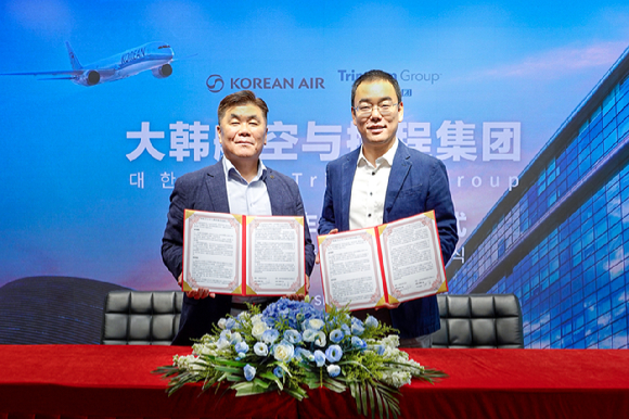 박요한 대한항공 중국지역본부장(왼쪽)과 장용(Zhang Yong) 트립닷컴 그룹 항공권 사업부 CEO가 기념 촬영을 하는 모습. [사진=대한항공]