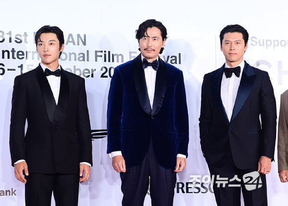'메이드 인 코리아2' 배우 정우성-현빈이 6일 부산 해운대구 영화의전당에서 열린 제31회 부산국제영화제 개막식 레드카펫 행사에 참석하고 있다. [사진=정소희 기자]
