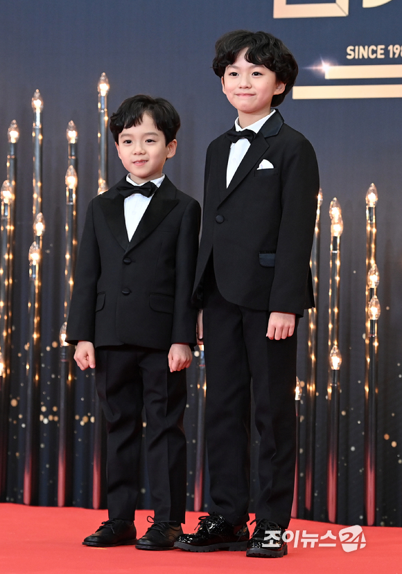 배우 정민준과 김준의가 31일 오후 서울 영등포구 여의도동 KBS 신관에서 열린 2022 KBS 연기대상 레드카펫에 참석해 포즈를 취하고 있다. [사진=김성진 기자]