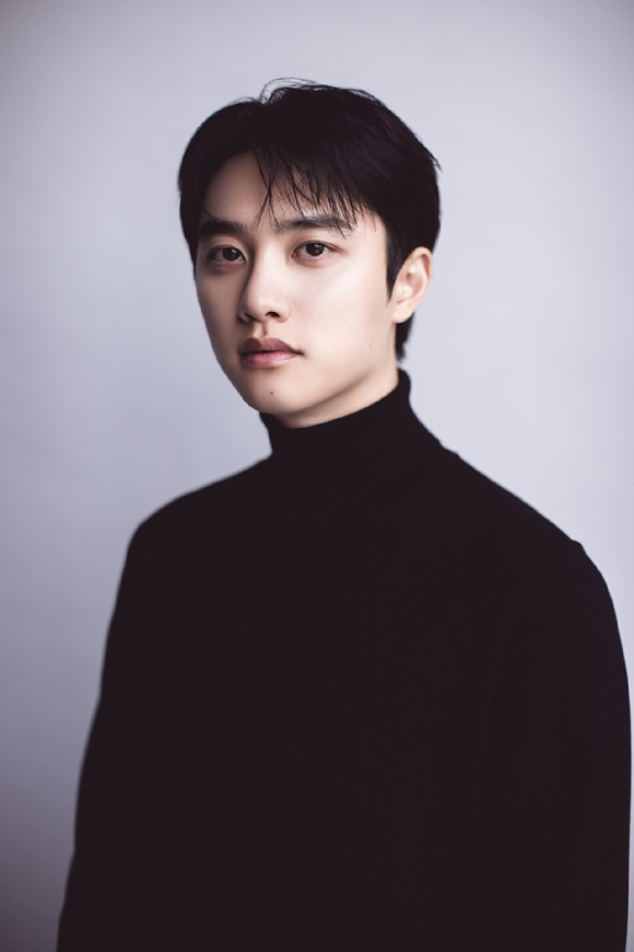 엑소 멤버이자 배우 도경수가 프로필 촬영에서 포즈를 취하고 있다. [사진=블리츠웨이]