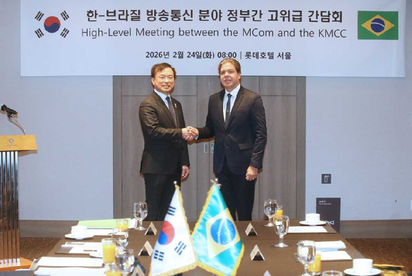 김종철 방송미디어통신위원장(왼쪽)과 프레데리쿠 지 시케이라 필류 브라질 통신부 장관이 24일 서울에서 '한-브라질 방송통신 분야 정부간 고위급 간담회'를 갖고 기념촬영 하고 있다. [사진=방미통위]