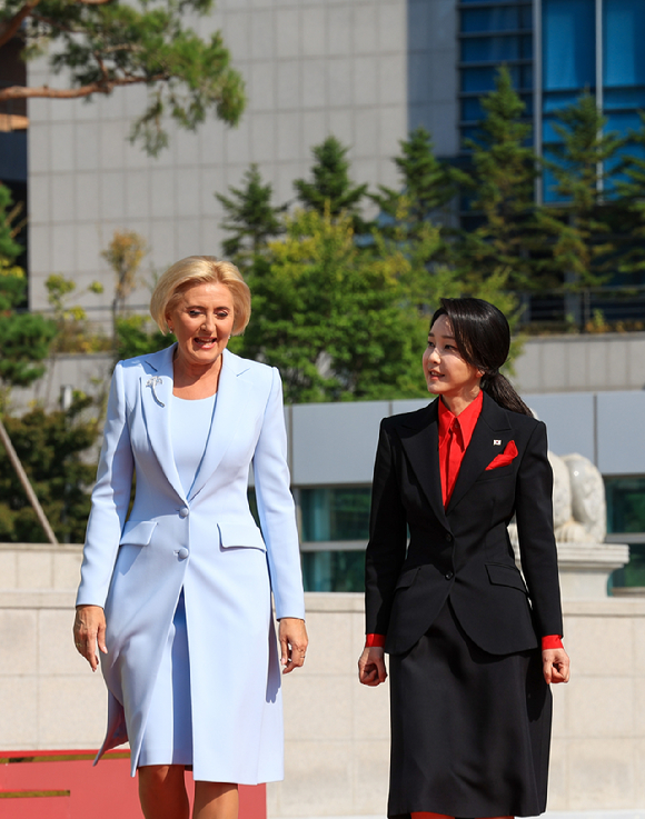 윤석열 대통령의 부인 김건희 여사가 24일 서울 용산 대통령실 앞 잔디마당에서 열린 안제이 두다 폴란드 대통령 국빈 방한 공식 환영식에서 아가타 코른하우저 두다 여사와 이야기를 나누고 있다. 2024.10.24 [사진=대통령실]