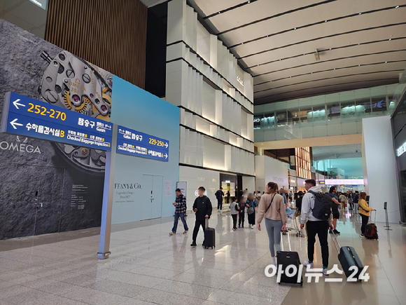 지난달 23일 인천공항 2터미널 출국장 면세점 모습. [사진=구서윤 기자]