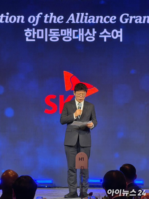 이형희 SK하이닉스 부회장이 최태원 회장의 수상 소감을 전하고 있다. [사진=황세웅 기자]