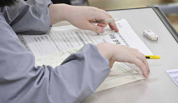 2026학년도 대학수학능력시험 6월 모의평가 시행일인 4일 서울 영등포구 여의도여자고등학교에서 학생들이 시험 준비를 하고 있다. [사진=사진공동취재단]