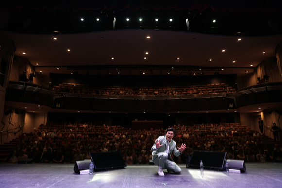 김법래가 라살 싱가포르 항공 극장에서 단독 콘서트 '2025 KIM PUB LAE SINGAPORE LIVE CONCERT "山君 – KHAN"'을 열고 무대를 선보이고 있다. [사진=이엔터테인먼트]