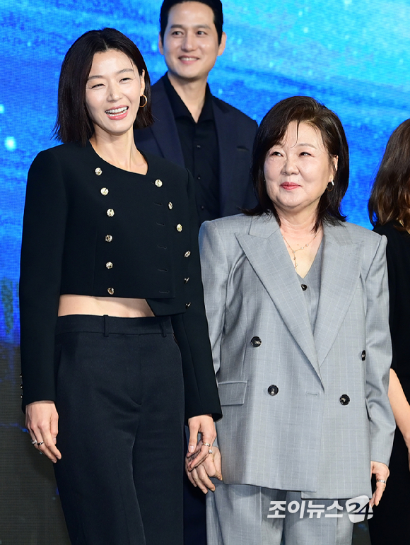 배우 전지현과 김해숙이 2일 오전 서울 종로구 포시즌스 호텔에서 진행된 디즈니 플러스 오리지널 시리즈 '북극성' 제작발표회에 참석하고 있다. [사진=정소희 기자]