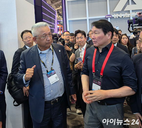 지난 3일 컴퓨텍스 2026 행사장에 입장하기 위해 많은 인파가 줄을 서고 있다. [사진=황세웅 기자]