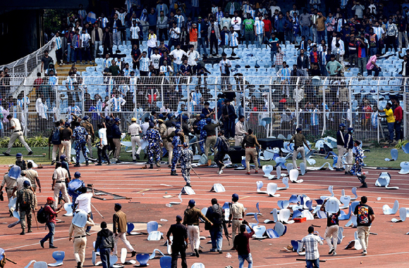 13일(현지시간) 인도 콜카타 솔트레이크 경기장에서 리오넬 메시를 기다리던 인도 팬들이 메시가 인도 관중들에게 인사를 건넨 뒤 예정보다 일찍 경기장을 떠나자, 현장에 모인 관중들이 조직 측의 운영을 문제 삼으며 강하게 항의했다. 일부는 분노를 표출하며 좌석을 뜯어내 그라운드로 던지고, 물병을 투척했으며, 일부는 경기장 내부로 난입하기도 했다. 이 과정에서 경기장 시설물도 상당 부분 훼손됐다. 2025.12.14 [콜카타[인도]=로이터 연합뉴스]