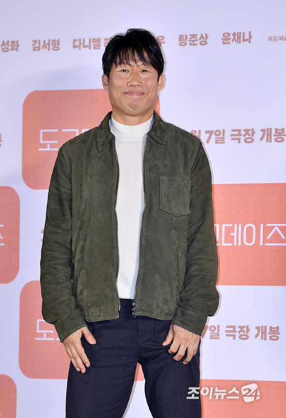 배우 유해진이 24일 오후 서울 CGV 용산아이파크몰에서 열린 영화 '도그데이즈'(감독 김덕민) 언론시사회에서 포토타임을 갖고 있다. [사진=곽영래 기자]