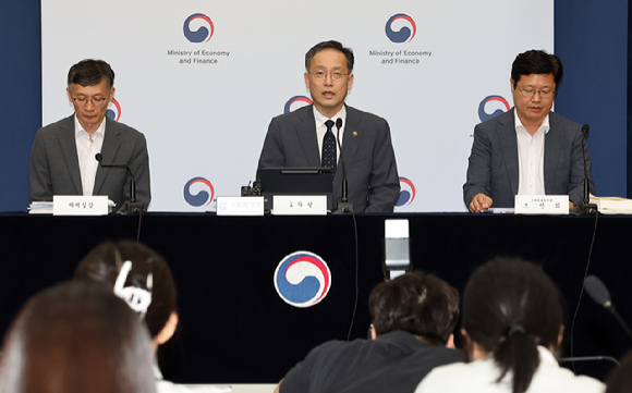 이형일 기획재정부 1차관이 지난 29일 정부세종청사 민원동 브리핑실에서 2025 세제 개편안 상세 브리핑을 하고 있다. 오른쪽부터 조만희 조세총괄정책관, 이 차관, 박금철 세제실장. 2025.7.31 [사진=연합뉴스]