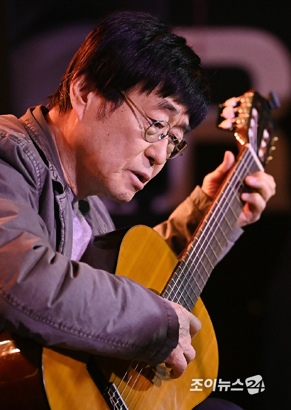 가수 김창완이 27일 서울 종로구 팡타개러지에서 열린 김창완밴드 싱글 'Seventy' 발매 기자간담회에서 무대를 선보이고 있다. [사진=곽영래 기자]