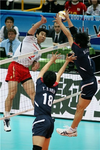 일본 V프리미어리그 산토리와 일본남자배구대표팀에서 아웃사이드 히터로 뛴 오기노 마사지(왼쪽). 사진은 지난 2007년 월드컵에서 한국과 경기 도중 스파이크를 시도하고 있는 오기노. [사진=국제배구연맹(FIVB)]