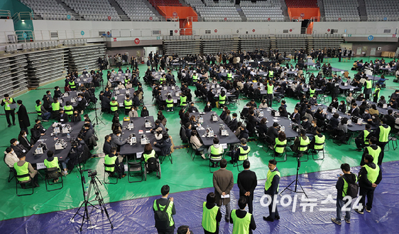 28일 서울 송파구 올림픽공원 핸드볼경기장에서 이태한 선거관리위원회 특별검사팀 관계자, 사무원, 참관단이 6&middot;3 지방선거 투표용지 공개검증을 준비하고 있다. [사진=사진공동취재단 ]