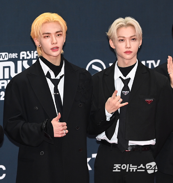 그룹 스트레이키즈 현진, 필릭스가 11일 오후 경기도 파주 CJ ENM 스튜디오 센터에서 열린 '2021 MAMA' (엠넷 아시안 뮤직어워즈) 레드카펫 행사에 참석하고 있다. [사진=정소희 기자]