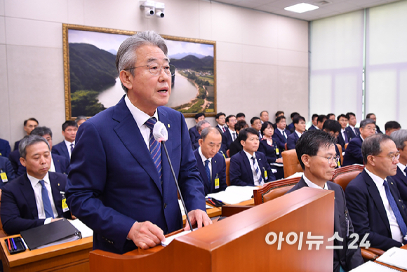 강호동 농업협동조합중앙회 회장이 이 24일 서울 여의도 국회 농림축산식품해양수산위원회에서 열린 국정감사에서 업무보고를 하고 있다. [사진=곽영래 기자]