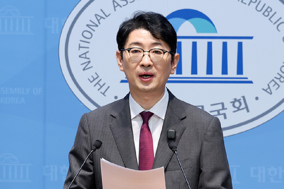 국민의힘 김은혜 의원이 3일 국회 소통관에서 중앙선거관리위원회의 투표율 조작 지시 의혹과 관련한 기자회견을 열고 진천군과 김포시에 전달된 투표자 수 분산 입력 예시표를 들어 보이고 있다. 2026.8.3 [사진=연합뉴스]