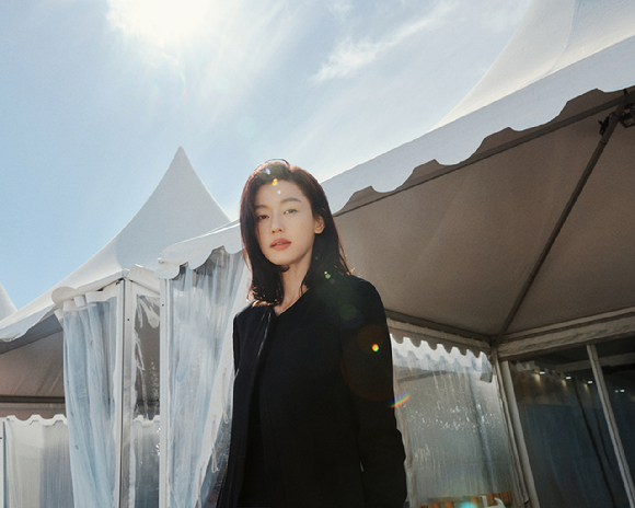 배우 전지현이 영화 '군체' 인터뷰 제공용 사진 촬영에서 포즈를 취하고 있다. [사진=포토그래퍼 김신애]