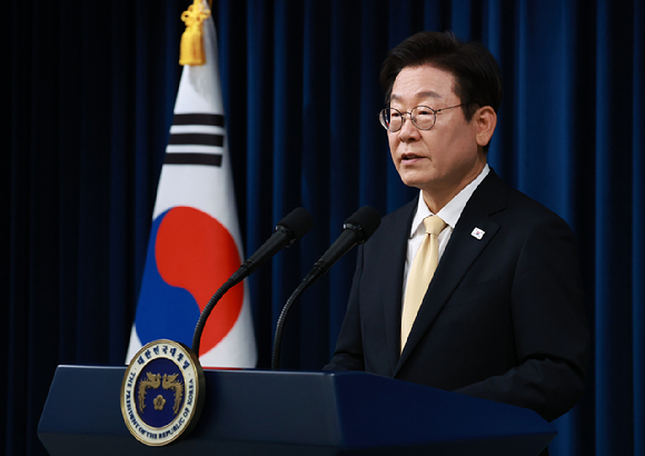이재명 대통령이 11일 서울 용산 대통령실 청사에서 한·베트남 공동언론발표를 마친 뒤 또 럼 베트남 당 서기장과 악수하고 있다. 2025.8.11 [사진=연합뉴스]