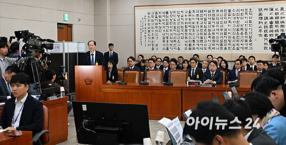 이완규 전 법제처장이 27일 국회 법제사법위원회에서 열린 대검찰청에 대한 국정감사에서 증인 선서 거부 이유를 밝히고 있다. [사진=곽영래 기자]