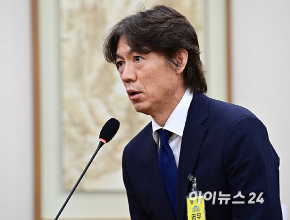 홍명보 대한민국 축구대표팀 감독이 24일 서울 여의도 국회에서 열린 문화체육관광위원회의 대한축구협회 등에 대한 현안질의에서 의원 질의에 답하고 있다. [사진=곽영래 기자]