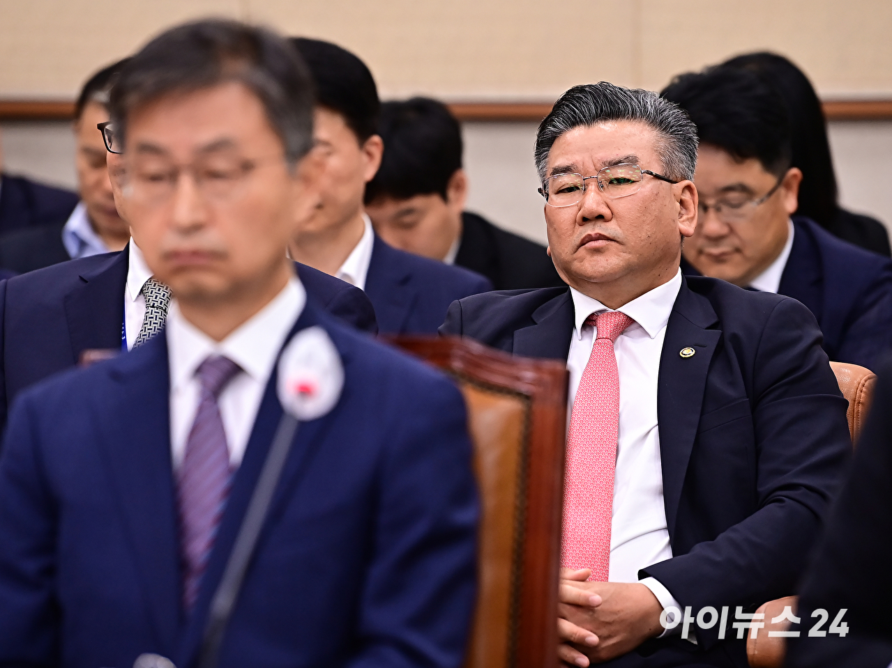 최재해 감사원장(왼쪽)과 유병호 감사원 사무총장이 2023년 7월 26일 국회에서 열린 법제사법위원회 전체회의에 참석하고 있다. [사진=곽영래 기자]