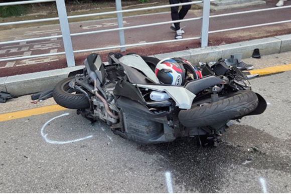 세종시에서 오토바이와 스포츠유틸리티 차량(SUV)간 충돌사고가 발생해 1명이 사망했다. 사진은 사고 현장. [사진=세종소방본부]