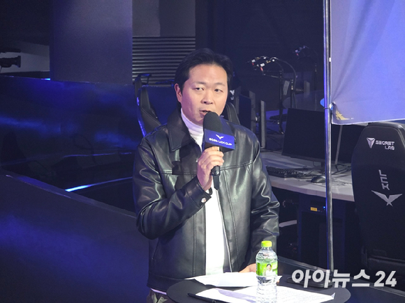 T1의 '도란' 최현준 선수가 7일 서울 종로구 롤파크에서 열린 '2026 LCK컵 미디어데이'에서 기자의 질문에 답하고 있다. 왼쪽은 김정균 T1 감독. [사진=박정민 기자]