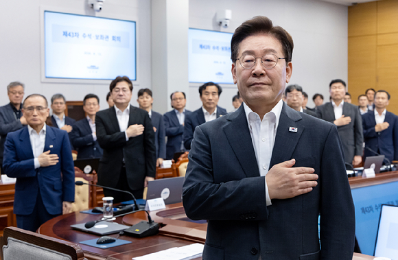 이재명 대통령이 13일 청와대에서 열린 수석보좌관회의에서 국민의례를 하고 있다. [사진=연합뉴스]