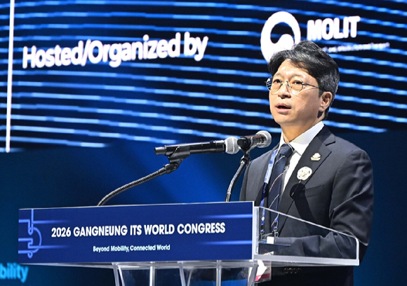 19일 강원 강릉컨벤션센터에서 열린 '2026 강릉 ITS 세계총회' 개회식에서 유정훈 조직위원장과 홍지선 국토교통부 장관, 우상호 강원도지사, 김중남 강릉시장 등 참석자들이 기념 촬영하고 있다. [사진=강릉 ITS 조직위]