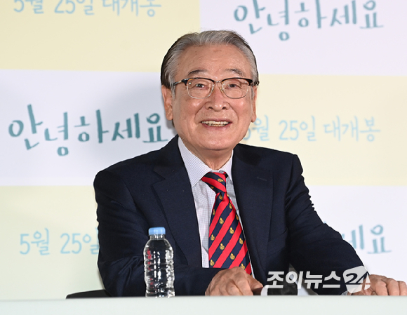 배우 이순재가 19일 오후 서울 CGV 용산아이파크몰에서 열린 영화 '안녕하세요'(감독 차봉주) 언론시사회에 참석하고 있다. [사진=정소희 기자]