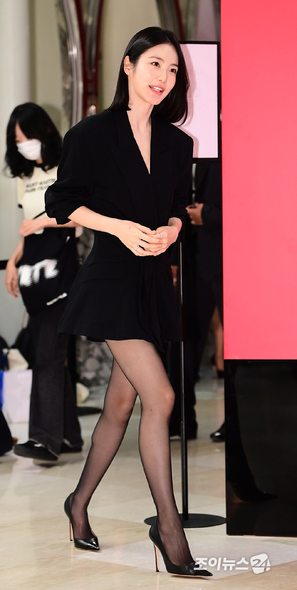 배우 신예은이 7일 오후 서울 송파구 롯데백화점 잠실점 에비뉴엘 더크라운에서 열린 디올 뷰티 루즈 디올 온 스테이지 팝업 이벤트 포토콜 행사에 참석하고 있다. [사진=정소희 기자]