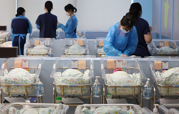 경기도 고양시 한 병원 신생아실에서 간호사가 신생아를 돌보고 있다. 본 기사와 무관한 이미지. [사진=연합뉴스]