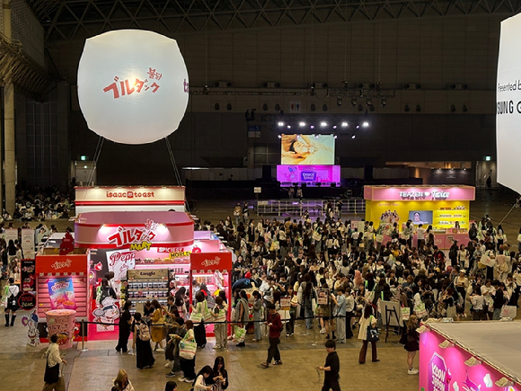 KCON JAPAN 2026를 찾은 일본 소비자들이 비비고 부스에서 비비고 만두와 미초 세트를 즐기고 있다. [사진=CJ제일제당]