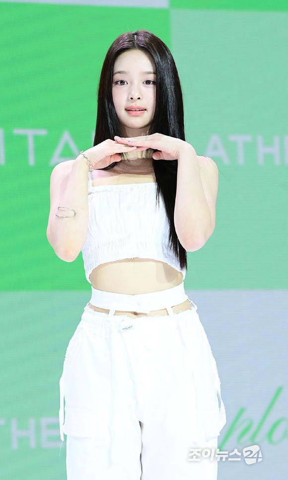 그룹 앳하트 나현이 13일 오후 서울 한남동 블루스퀘어에서 열린 앳하트(AtHeart) 첫 번째 EP '플롯 트위스트'(Plot Twist) 미디어 쇼케이스에 참석하고 있다. [사진=정소희 기자]