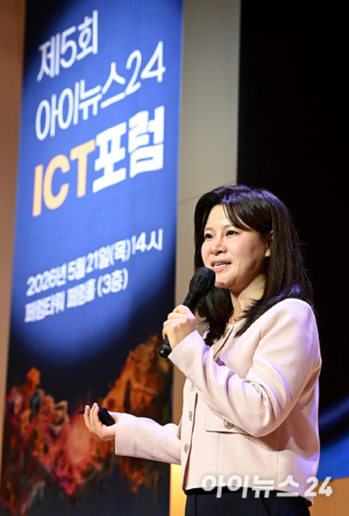황란 호요버스코리아 지사장이 21일 서울 중구 페럼타워 페럼홀에서 열린 제5회 아이뉴스24 ICT포럼 '비주류의 주류화: 서브컬쳐의 성공 노하우는'에서 기조강연을 하고 있다. [사진=곽영래 기자]