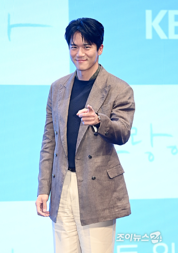 배우 하석진이 22일 오후 서울 구로구 신도림 디큐브시티 더세인트에서 열린 KBS2 주말드라마 '사랑이 온다' 제작발표회에서 포토타임을 갖고 있다. [사진=곽영래 기자]