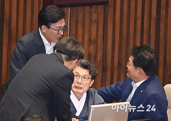 더불어민주당 김민석 당대표와 송영길 의원이 1일 서울 여의도 국회에서 열린 제439회국회(정기회) 개회식에서 대화를 하고 있다. [사진=곽영래 기자]