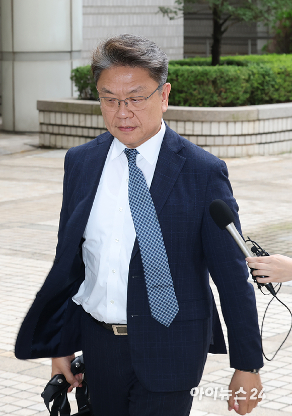 2026년 7월 15일 서초구 서울중앙지법에서 이시원 전 대통령비서실 공직기강비서관이 '순직 해병 사건 수사 중 경찰의 압수수색 계획을 유출한 의혹'에 대해 영장실질심사를 받기 위해 출석하고 있다. [사진=사진공동취재단]