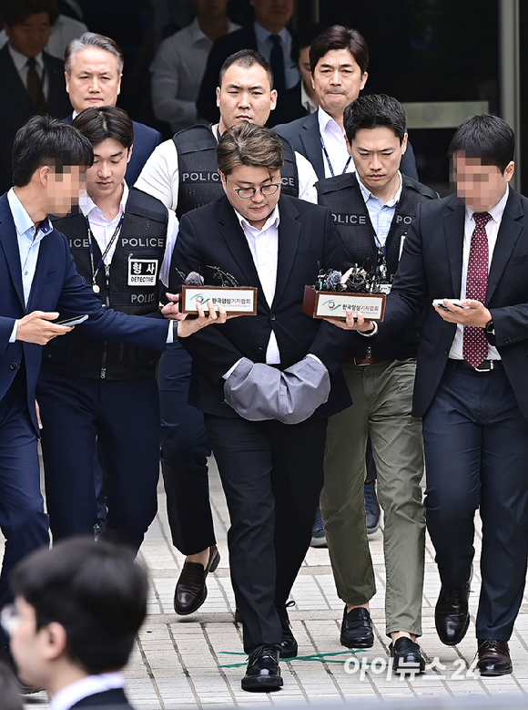 음주 뺑소니 혐의로 구속영장이 청구된 트로트 가수 김호중이 24일 오후 서울 중앙지방법원에서 조사를 받은 뒤 나서고 있다. [사진=곽영래 기자]
