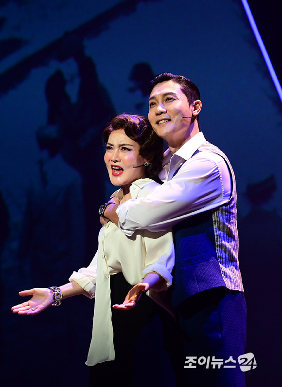 뮤지컬배우 김선영과 김우형이 26일 오후 서울 삼성동 코엑스아티움에서 진행된 뮤지컬 '렘피카' 프레스콜에서 열창하고 있다. [사진=정소희 기자]