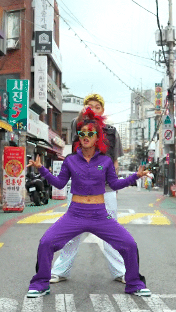 아이키와 함께한 지코의 신곡 '괴짜' 댄스 챌린지가 공개돼 화제를 모으고 있다. [사진=지코 '괴짜' 댄스 챌린지 영상 캡쳐]