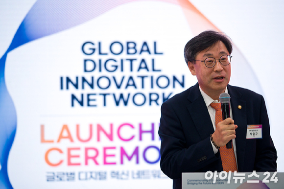 박윤규 과학기술정보통신부 제2차관이 7일 오후 경기도 성남시 분당구 스타트업캠퍼스에서 열린 '글로벌 디지털 혁신 네트워크 출범식' 에서 기념사를 하고 있다. [사진=과기정통부]
