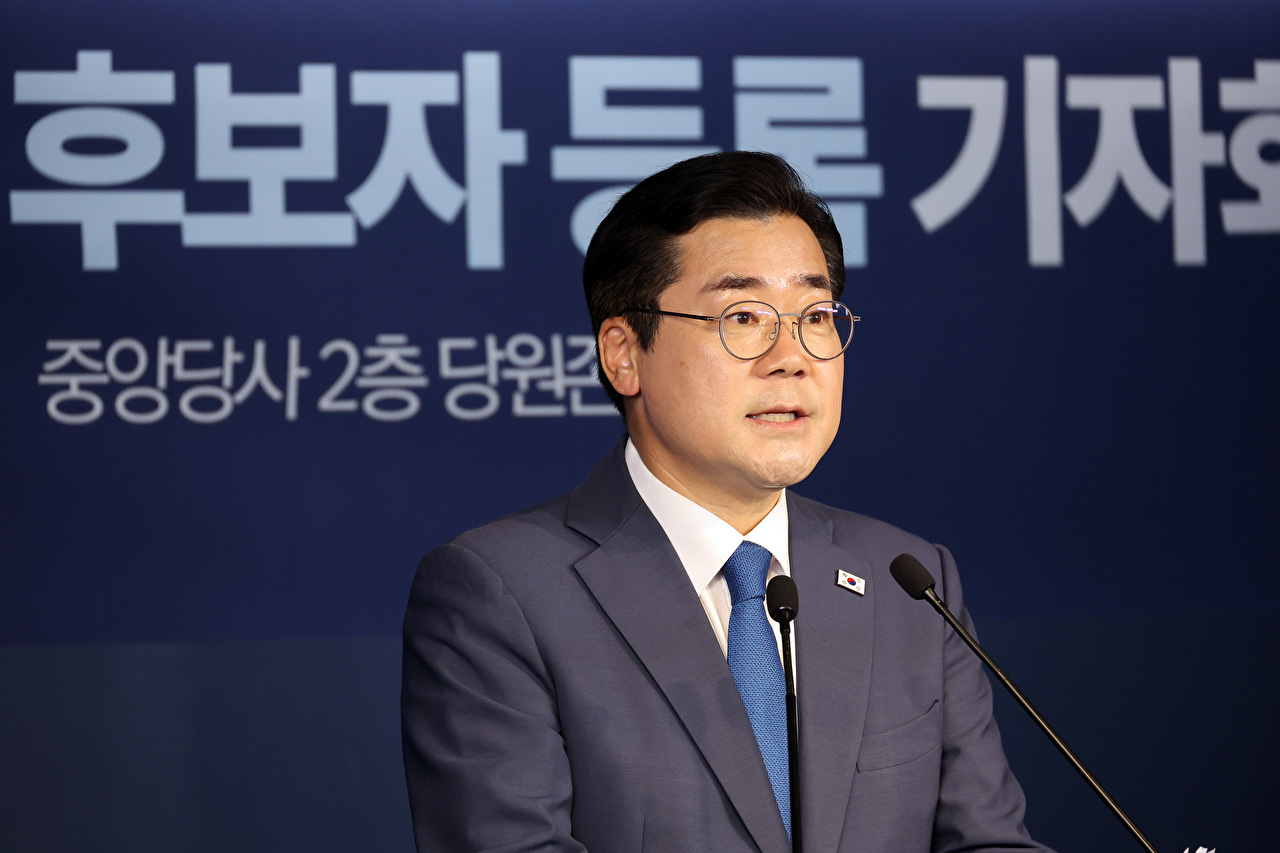 더불어민주당 대표 선거에 출마한 박찬대 의원이 10일 서울 여의도 중앙당사에서 후보 등록을 한 뒤 기자회견을 하고 있다. 2025.7.10 [사진=연합뉴스]