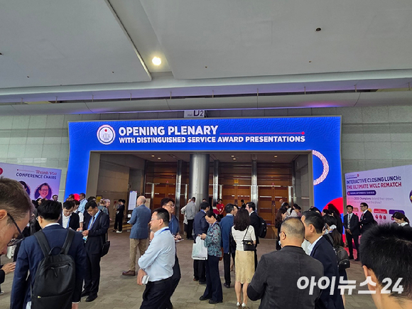 12일 서울 강남 코엑스서 열린 '세계폐암학회(WCLC) 2026' 현장이 전 세계에서 모인 폐암 분야 연구자와 의료진들로 북적이고 있다. [사진=전다윗 기자]