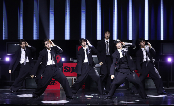 그룹 82메이저가 28일 서울 서대문구 예스24 원더로크홀에서 미니 5집 'FEELM'(필름) 발매 기념 쇼케이스에서 포즈를 취하고 있다. [사진=그레이트엠엔터테인먼트]