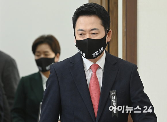 장동혁 국민의힘 대표가 5일 서울 여의도 국회에서 열린 최고위원회의에 마스크를 쓰고 참석하고 있다. [사진=곽영래 기자]